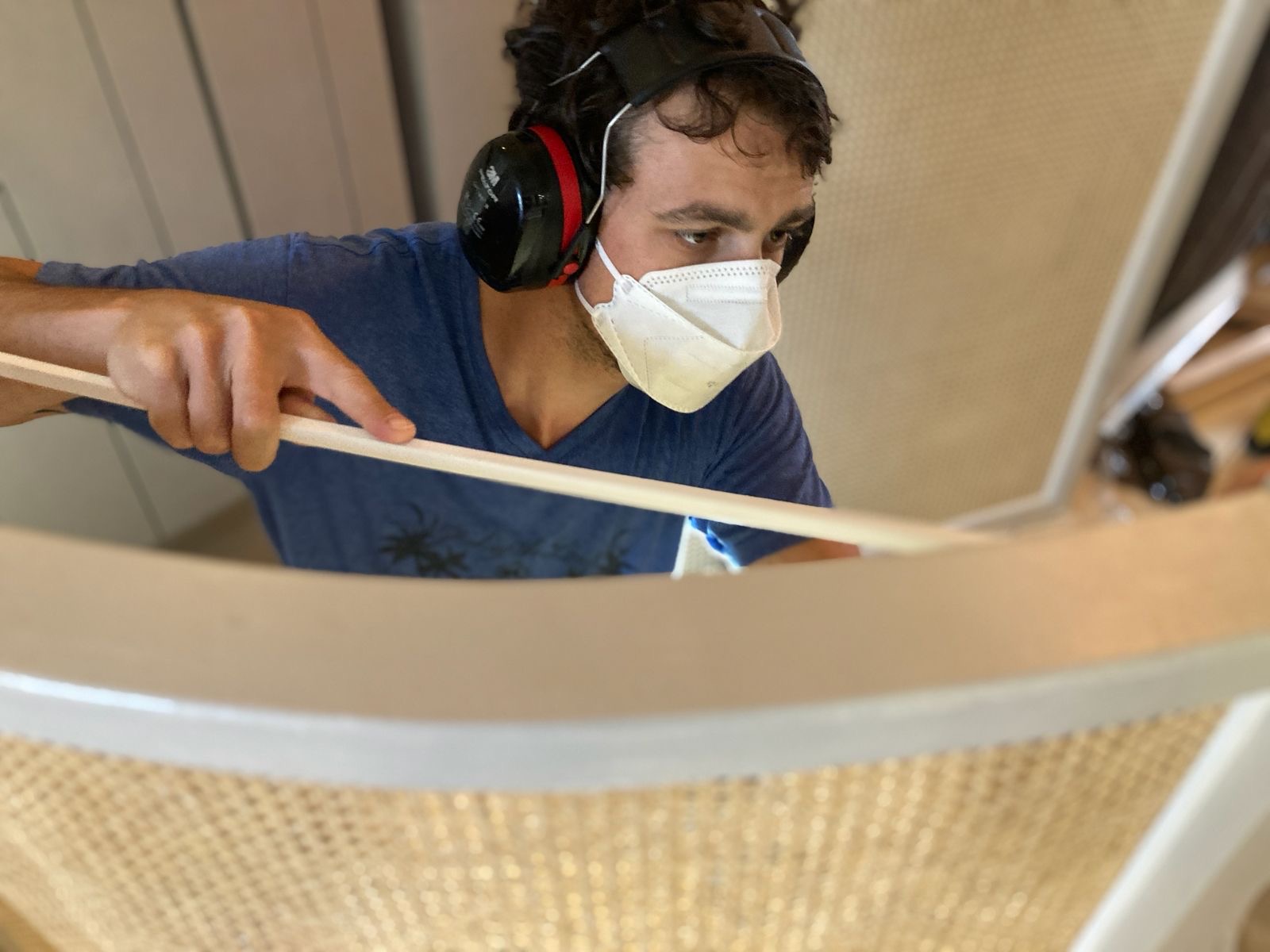 Artisan menuisier ajustant une pièce de bois dans l'atelier